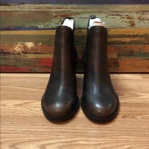 Brand new never worn a nice ash brown color.